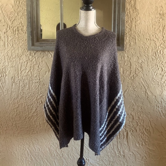 Poncho - Picture 1 of 9